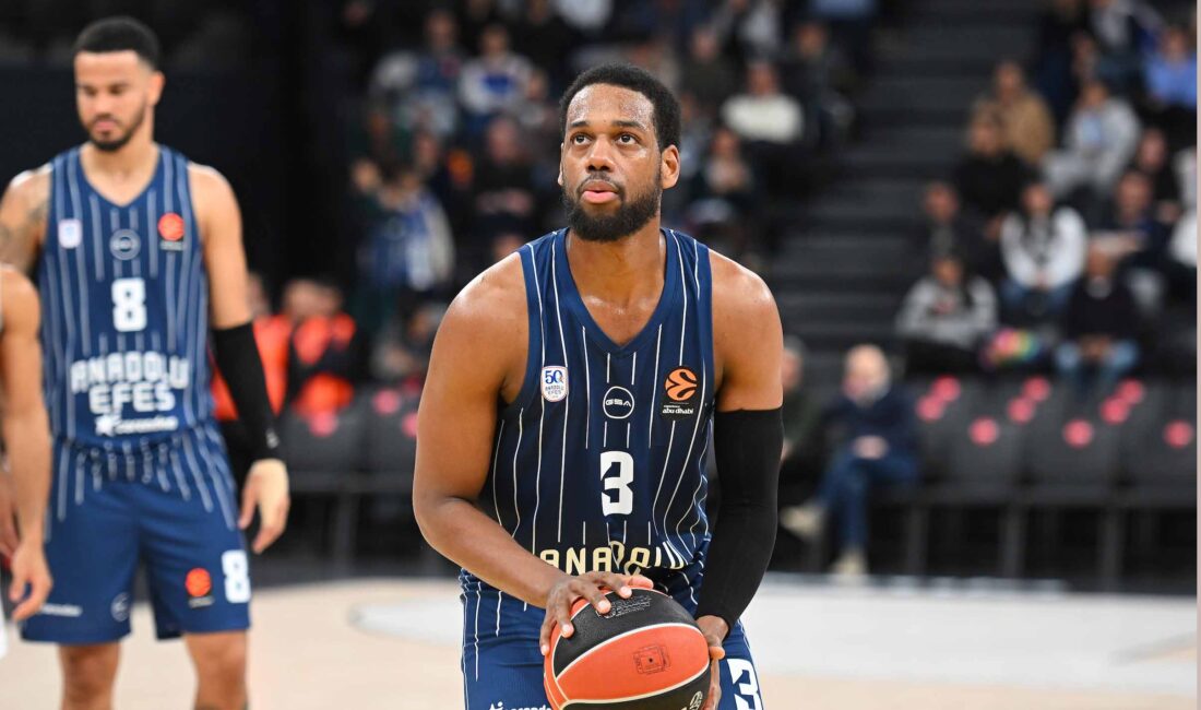 Anadolu Efes, başa baş götürdüğü maçta son periyotta tamamen dağıldı