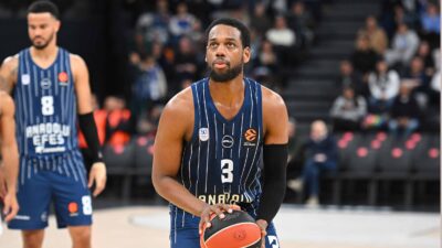 Anadolu Efes, başa baş götürdüğü maçta son periyotta tamamen dağıldı