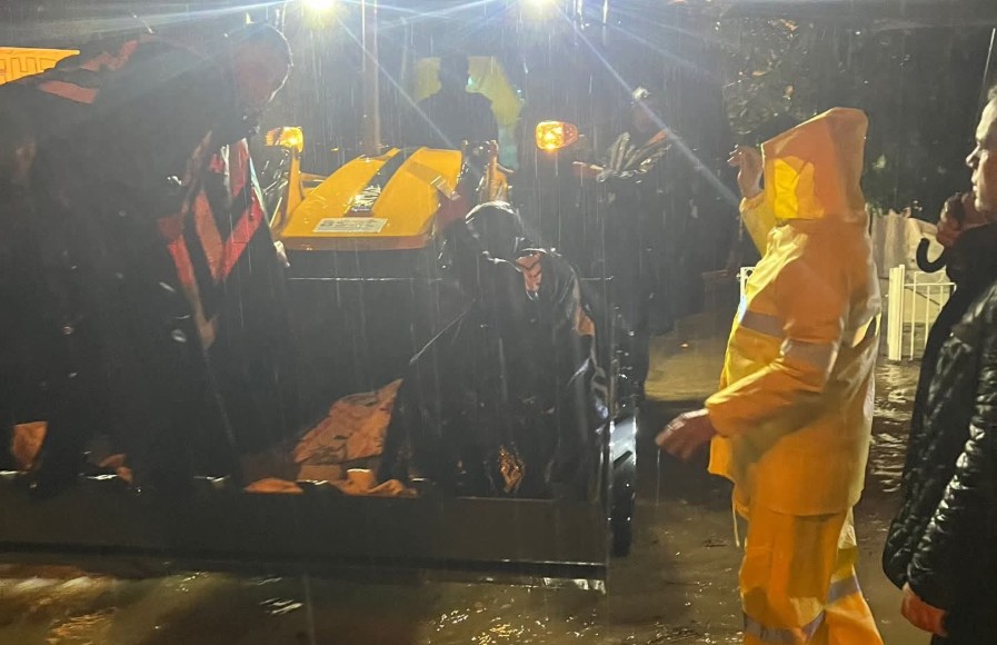 Muğla’nın Milas ilçesinde etkili olan sağanak yağışın sele dönüşmesi sonucu