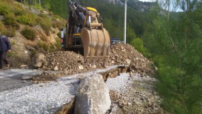 Meteoroloji’nin kuvvetli yağış ve fırtına uyarısının ardından Antalya’da hortum seralara