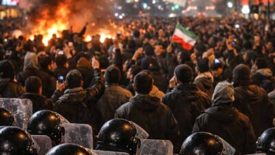 Ekonomik krize tepkiyle 12 gündür süren eylemler akşam saatlerinde birçok