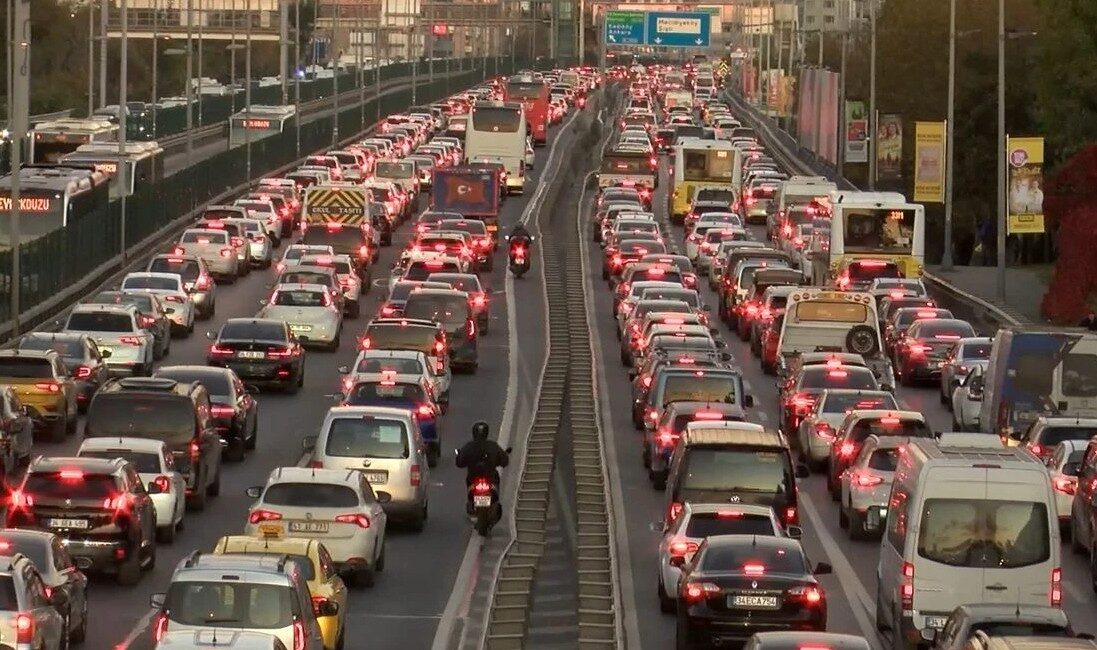 Konya AKOM, Yeni İstanbul Caddesi üzerinde yer alan Sanayi Köprüsü’nde