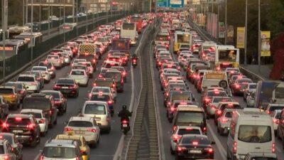 İstanbul Valiliği, kent genelinde etkisini artıran kar yağışı nedeniyle 19