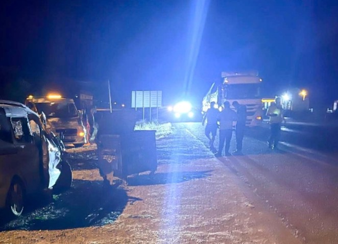 İstanbul Büyükçekmece’de D-100 Karayolu’nda işçileri taşıyan servis midibüsü yağış nedeniyle