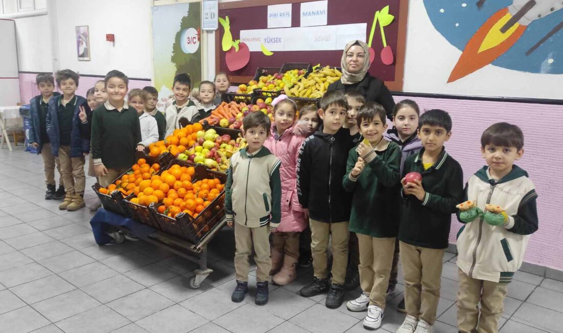 Konya Selçuklu Piri Reis İlkokulu’nda kurulan “okul manavı”nda öğrencilere meyve