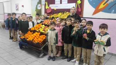 Konya Selçuklu Piri Reis İlkokulu’nda kurulan “okul manavı”nda öğrencilere meyve