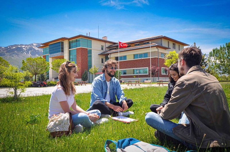 YÖK ve YÖKAK iş birliğiyle hazırlanan 2025 Üniversite İzleme ve