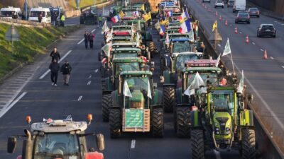 Belçika’nın başkenti Brüksel’de yüzlerce çiftçi, AB ile MERCOSUR ülkeleri arasında