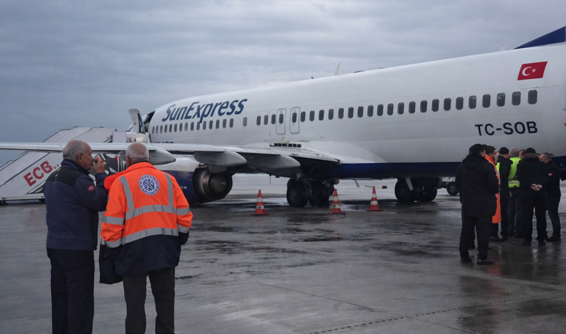 Antalya Havalimanı’nda SunExpress’in Antalya–Gaziantep seferini yapacak yolcu uçağı, iniş takımı