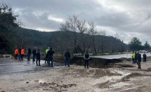 Aydın’ın İncirliova ilçesinde sağanak yağışın ardından dere taştı. Taşkın riski