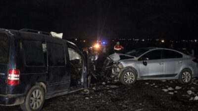 Diyarbakır’ın Çınar ilçesinde iki otomobilin kafa kafaya çarpıştığı kazada 3’ü
