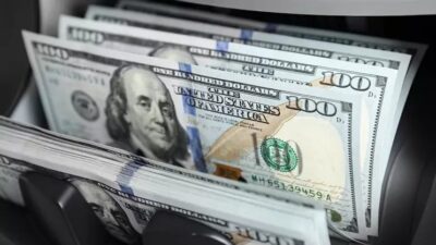 Piyasalar güne dövizde yatay, altında yüksek seviye görünümüyle başladı. Akaryakıt