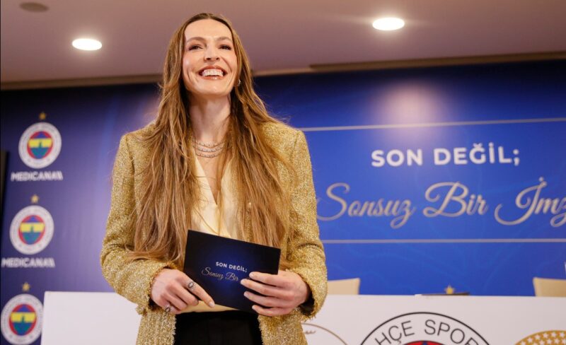 Fenerbahçe Medicana kaptanı Eda Erdem, Chobani Stadı’ndaki törende 2 yıllık