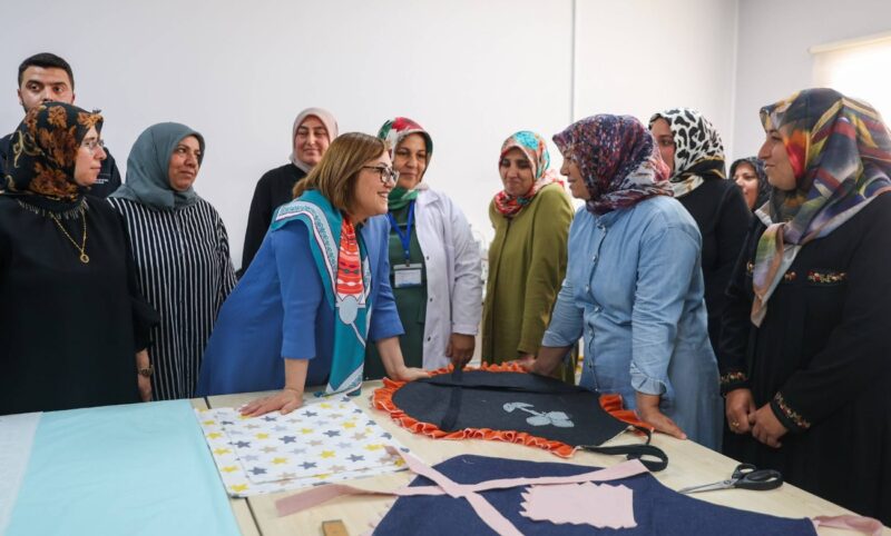 Belediye, depremden ağır etkilenen iki ilçede sosyal destekten barınmaya, yol-ulaşımdan