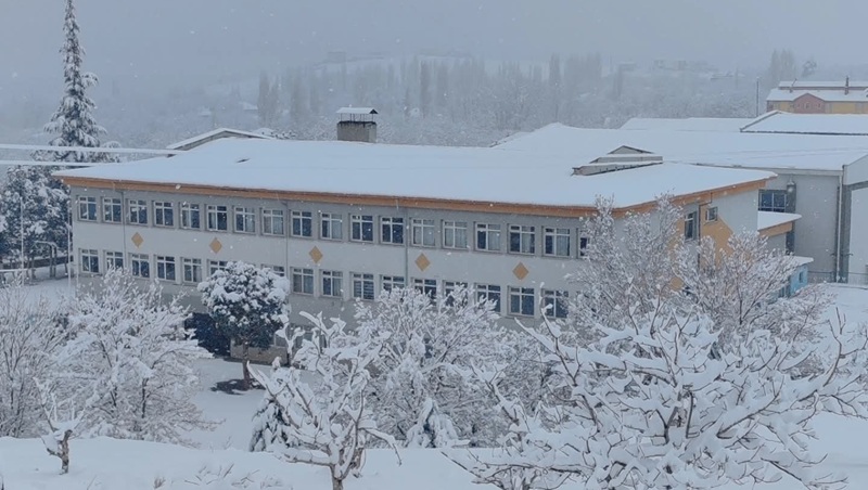 Halkapınar’da etkili olan kar yağışı ve buzlanma nedeniyle, taşımalı eğitim