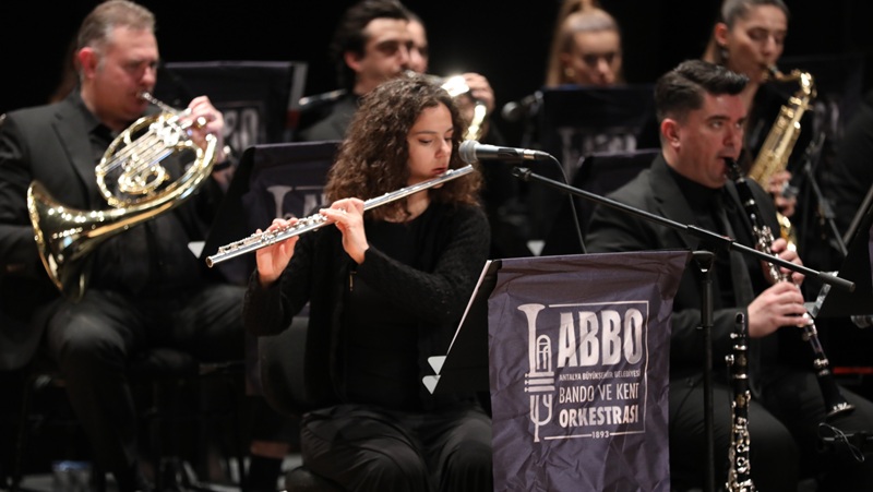 Antalya Büyükşehir Belediyesi’nin AKM Aspendos Salonu’nda düzenlediği “Ustalara Saygı” konserinde