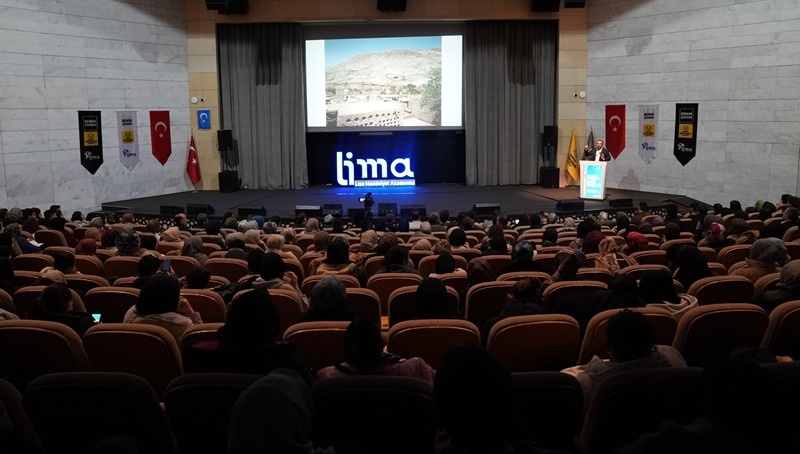 Konya Büyükşehir Belediyesi Lise Medeniyet Akademileri’nin (LİMA) düzenlediği programda yazar