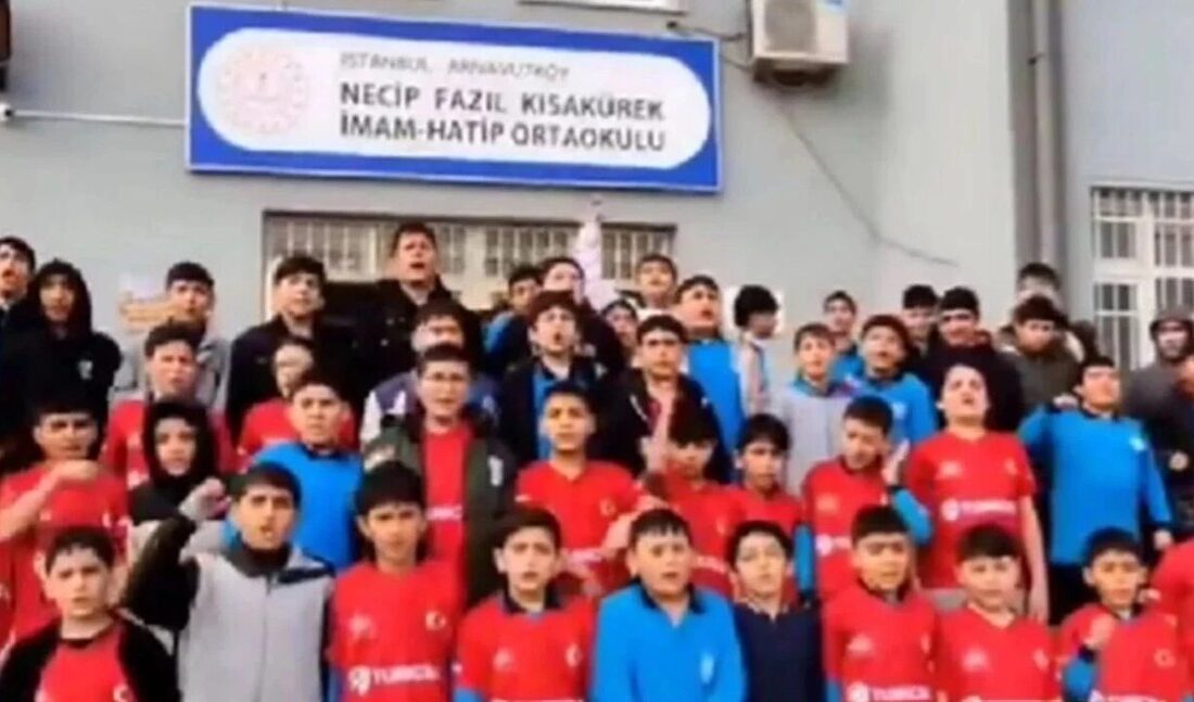 İstanbul’un Arnavutköy ilçesindeki Necip Fazıl Kısakürek İmam-Hatip Ortaokulu’nda öğrencilere “selefi