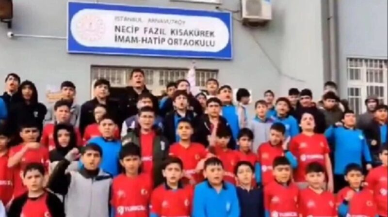 İstanbul’un Arnavutköy ilçesindeki Necip Fazıl Kısakürek İmam-Hatip Ortaokulu’nda öğrencilere “selefi