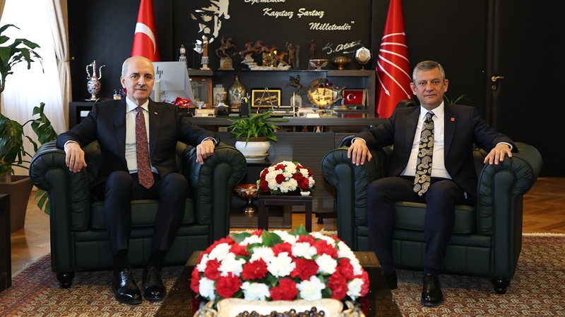 TBMM Başkanı Numan Kurtulmuş, CHP Genel Başkanı Özgür Özel’i Meclis’te