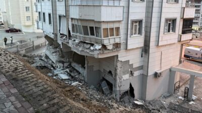 Karaköprü ilçesinde bir apartmanın istinat duvarının çökmesi üzerine bölgeye ekipler
