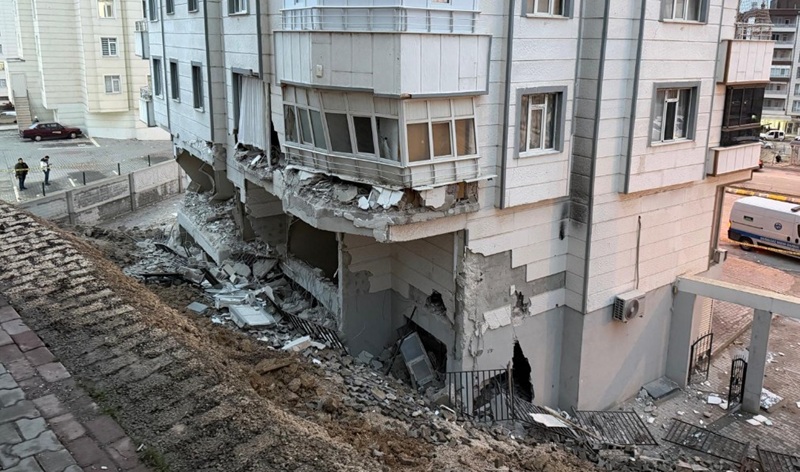 Karaköprü ilçesinde bir apartmanın istinat duvarının çökmesi üzerine bölgeye ekipler
