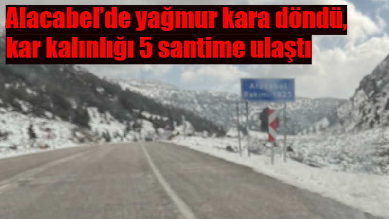 Antalya-Konya karayolundaki Alacabel geçidinde yağmurun kara dönmesiyle kar kalınlığı yer