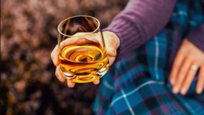 Tekel Bayileri Yardımlaşma Derneği Başkanı Erol Dündar, Jack Daniel’s viski
