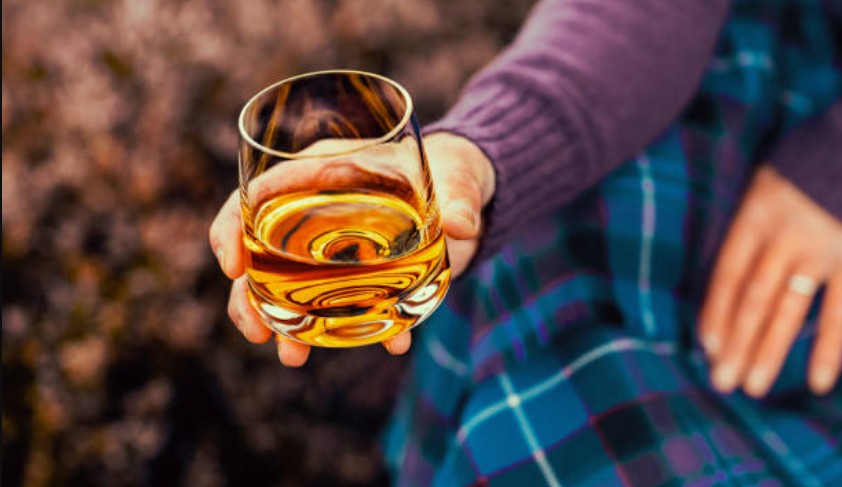 Tekel Bayileri Yardımlaşma Derneği Başkanı Erol Dündar, Jack Daniel’s viski