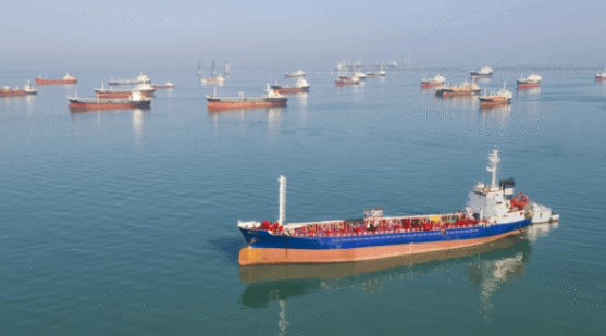 ABD, küresel enerji fiyatları üzerindeki baskıyı hafifletmek amacıyla denizde mahsur