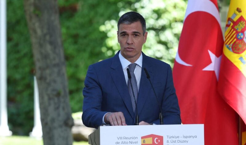 İspanya Başbakanı Pedro Sanchez, partisinin Soria’daki mitinginde açılan Türk bayrağını