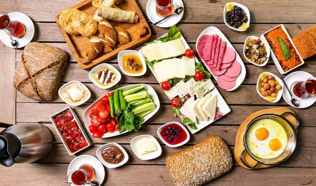 Bayramın ilk günü kurulan kahvaltı sofraları, aile buluşmalarının en özel