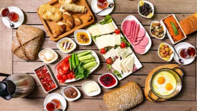 Bayramın ilk günü kurulan kahvaltı sofraları, aile buluşmalarının en özel