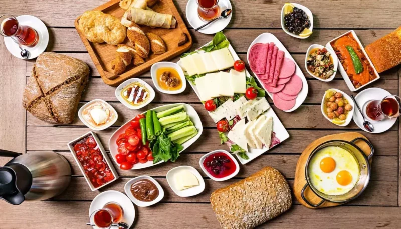 Bayramın ilk günü kurulan kahvaltı sofraları, aile buluşmalarının en özel