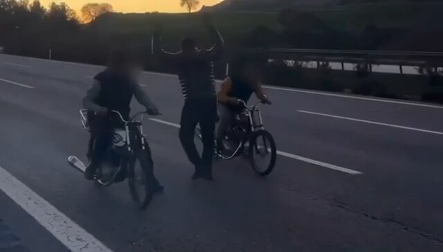 Osmaniye’de otoyolda motosikletlerle yarış yaparak trafik güvenliğini tehlikeye düşüren sürücüler