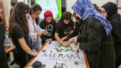 Meram Belediyesi, sıfır atık çalışmaları kapsamında Osmangazi Ortaokulu’nda öğrencilere sıfır