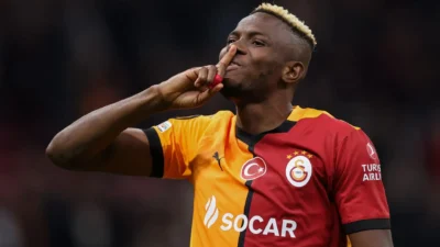 Liverpool maçında kolundaki ulna kemiği kırılan Victor Osimhen’in ameliyatında yalnızca