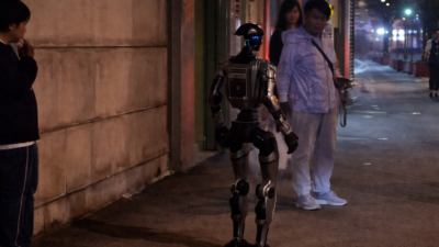 Makao’da yaşlı bir kadını korkutan insansı robotun polis tarafından sokaktan