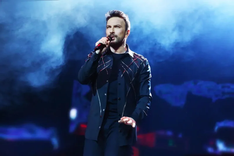 Bölgedeki savaş gerilimi nedeniyle Abu Dabi’deki konserlerini erteleyen Tarkan’dan hayranlarını