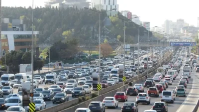 Ramazan Bayramı öncesinde yola çıkmaya hazırlanan sürücülere otoyollarda güvenli sürüş