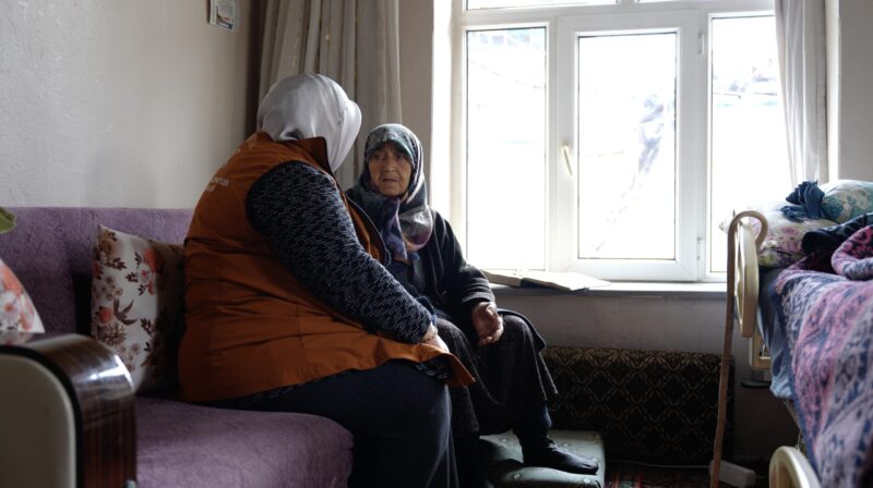 Konya Büyükşehir Belediyesi, Yaşlılara Saygı Haftası kapsamında şehrin farklı noktalarında
