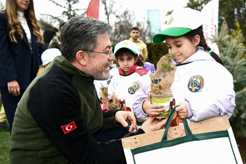 Tarım ve Orman Bakanı İbrahim Yumaklı, Orman Haftası dolayısıyla çocuklarla