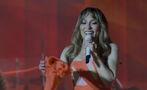 Ziynet Sali, Bostancı Gösteri Merkezi’nde sahneye taşıdığı “Rengarenk Mozaik” konserinde