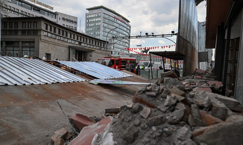 Ankara Ulus’ta yıkım çalışması yapılan 4 katlı binanın koruyucu platformu