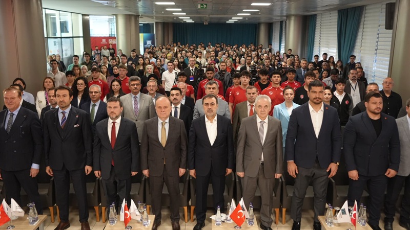 KTO Karatay Üniversitesinde düzenlenen zirvenin ilk oturumunda spor dünyasının önemli