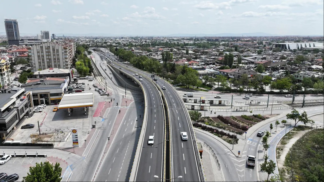 Konya’da Yeni İstanbul Yolu üzerinde, Sanayi ve Aydınlık köprülü kavşakları