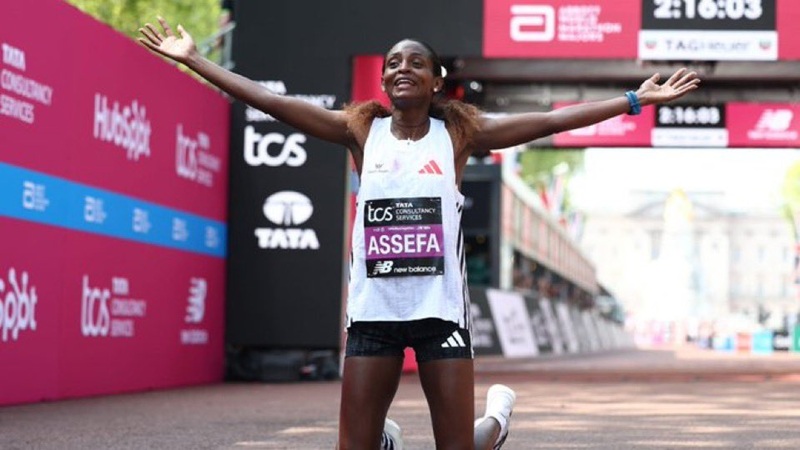 Etiyopyalı Tigst Assefa, Londra Maratonu’nda 2:15:41’lik derecesiyle kadınlara özel dünya