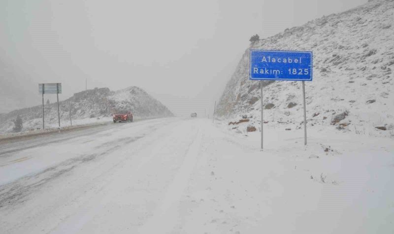 Olumsuz hava koşulları nedeniyle bir süre ağır tonajlı araçların geçişine