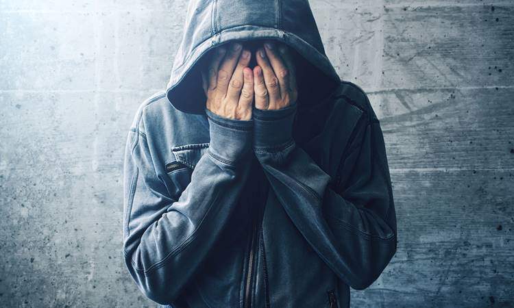 Uzmanlar, bağımlılığın sadece tıbbi değil psikolojik ve toplumsal boyutlarıyla ele