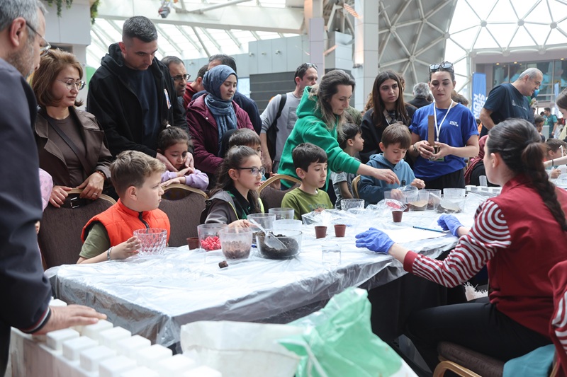 Konya Bilim Merkezi’nde düzenlenen SERAFEST, çocukları bitki bilimi, sürdürülebilir tarım,
